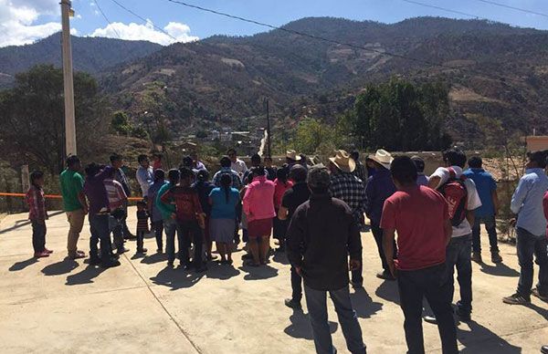 Entrega el MA patio cívico en Santa Anita, Alcozauca