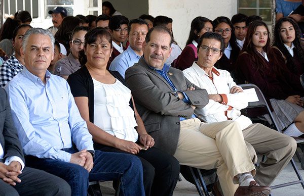 Recibe Instituto Calpulli visita del gobernador 