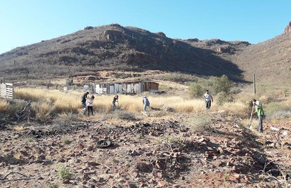  Con escoba en mano, luchan antorchistas de Guaymas