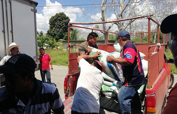 Reciben campesinos insumos agropecuarios