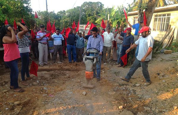 Antorchistas dan banderazo de obra en Matías Romero