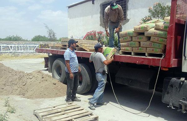   Entregan cemento a familias de Torreón