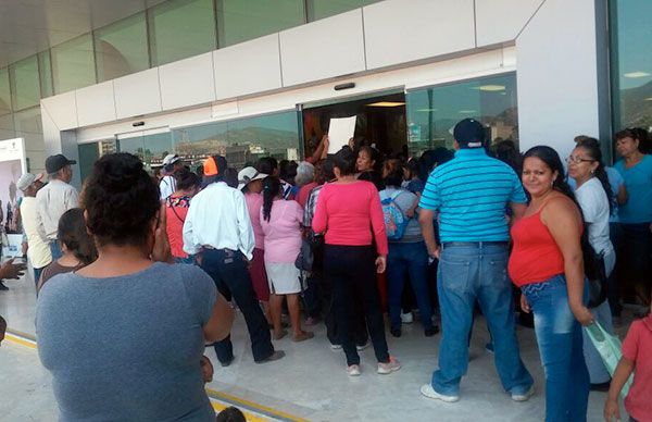 Protesta en alcaldía de Torreón por deficiencia en servicios básicos 