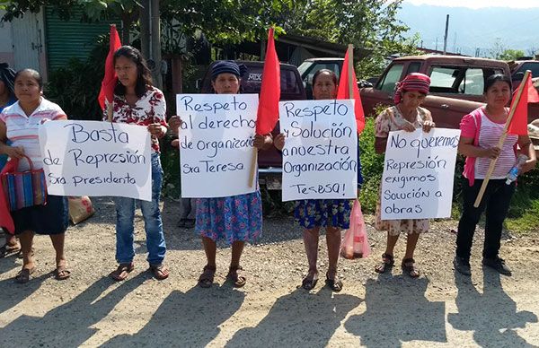 Con cadena humana, antorchistas de Atlapexco exigen atención a las necesidades de la población