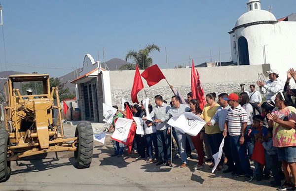 Arranque de pavimentación de calle en la 