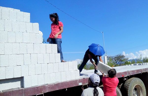 Antorcha cambia la vida de familias pobres en Miahuatlán