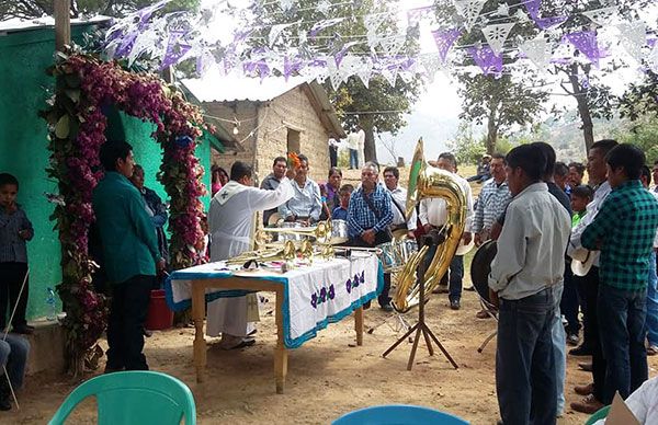    Bendice párroco instrumentos de banda de música 