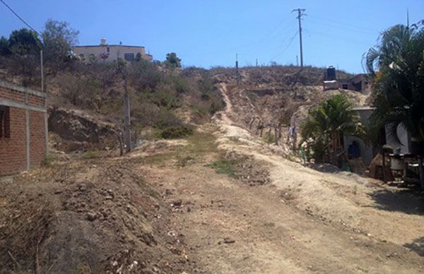 Familias de Tomatlán sin calles ni energía eléctrica