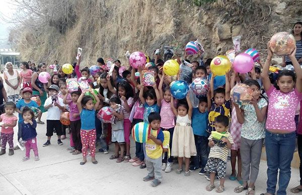 Disfrutan juguetes cientos de niños de Acuentla y Ahuexotitlán 