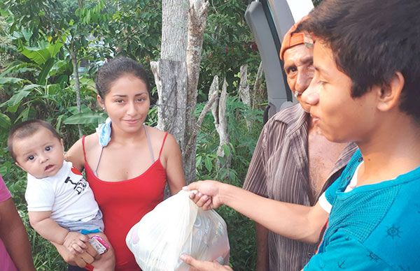 Antorcha entrega despensas en Huimanguillo