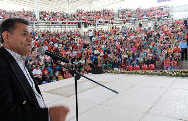 En puerta, festejo a niños y madres antorchistas