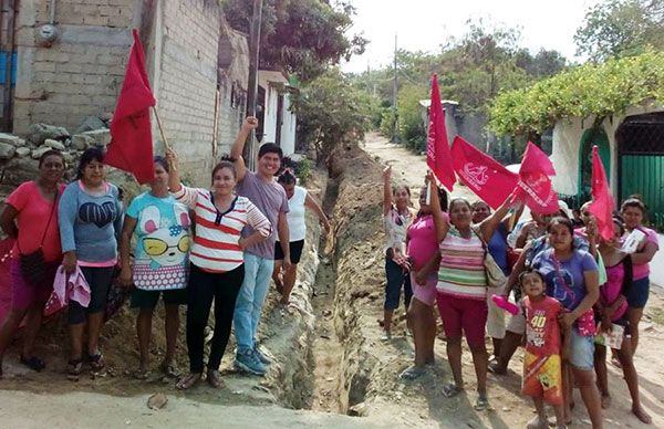 Banderazo a obra de agua potable en colonia de la periferia de Acapulco