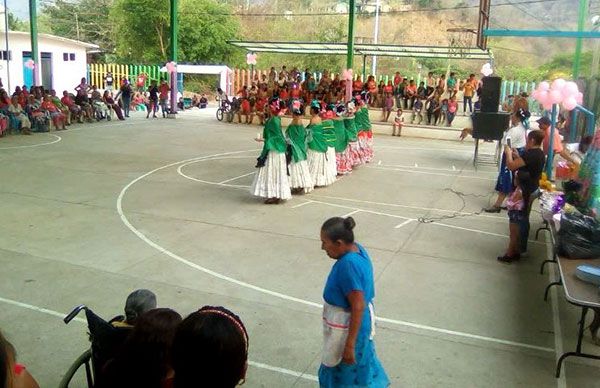 Con cultura, poesía y regalos, agasaja Antorcha a madres de El Playón