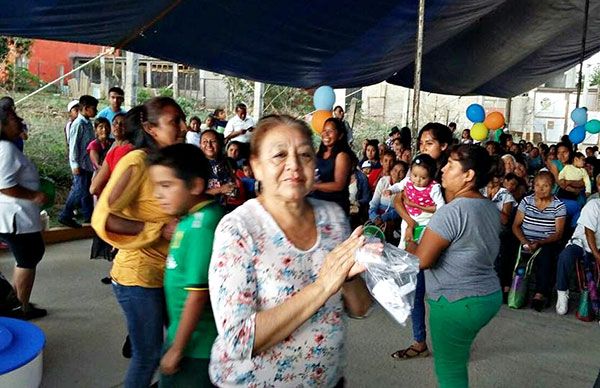 Festejan a niños y madres en Santa María Atzompa