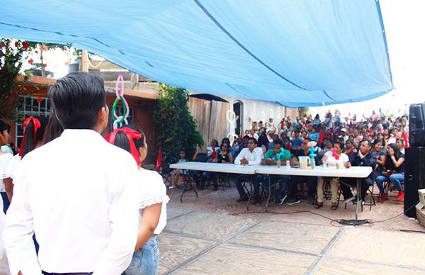   Música, baile, poesía y regalos en festejo a las mamás de 