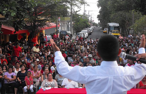  Colimenses celebran a las reinas del hogar