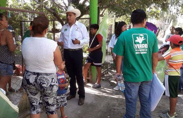   Lázaro recorre viviendas en el Ejido San Antonio 