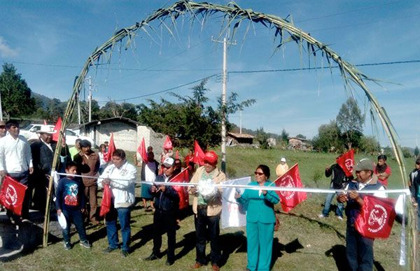 Comienza construcción de techado gracias a gestión antorchista