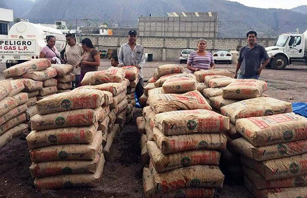 Entregan apoyos para la vivienda a familias de La Montaña