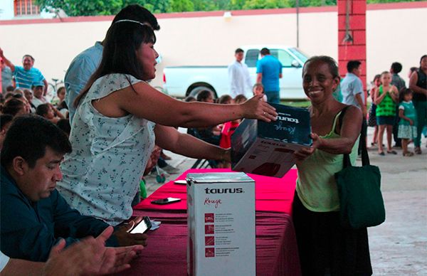 Madres antorchistas de Peto festejan su día