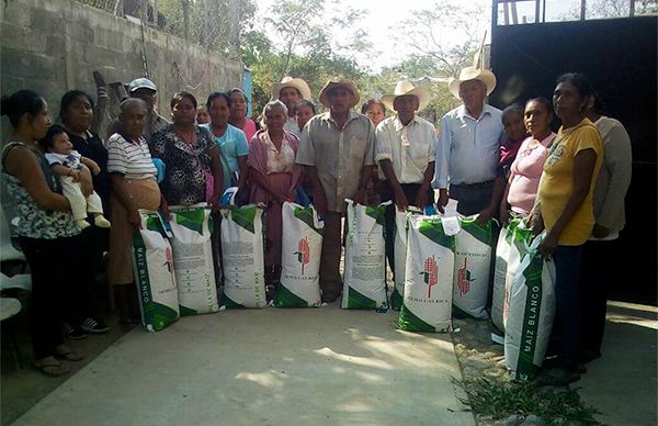 Antorchistas entregan insumos agrícolas a campesinos de Zapotitlán de Vadillo