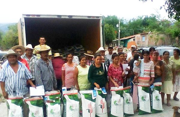 Llega a Tuxcacuesco insumo agrícola gestionado por antorchistas