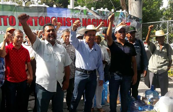 Antorchistas de Taxco se benefician con entrega de fertilizante