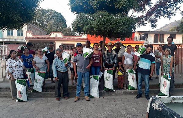 Antorchistas consiguen semilla de maíz mejorada para productores tecalitlenses