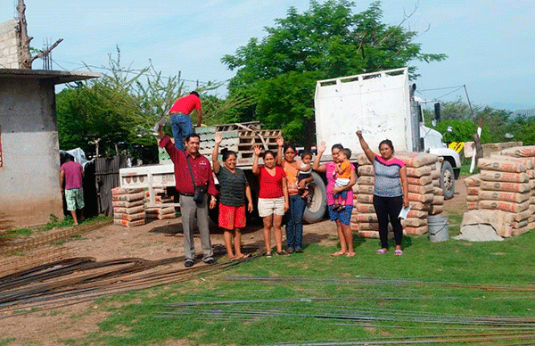 Antorcha combate la pobreza en Tierra Caliente: familias reciben material para vivienda 