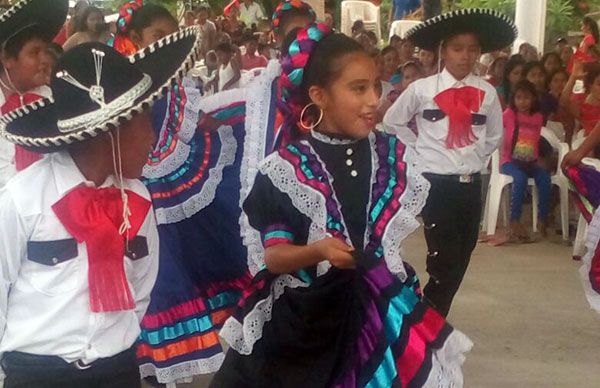 Antorcha apoya a escuelas de la Costa 