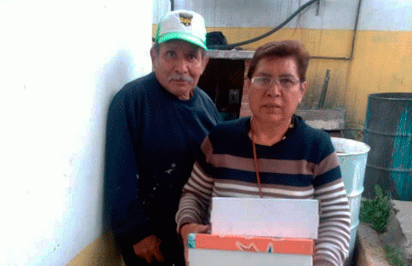 Personas de la tercera edad beneficiadas con tenis gestionados por Antorcha en Iztapalapa