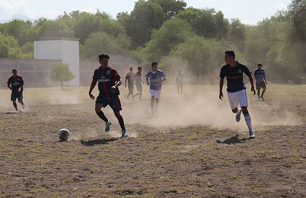 Antorchistas de Jaumave logran recursos para construir canchas de usos múltiples con techumbre y gradas