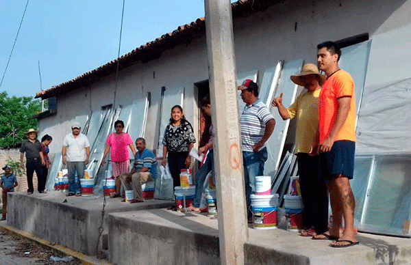 Antorchistas de Tlalchapa reciben apoyos de vivienda 