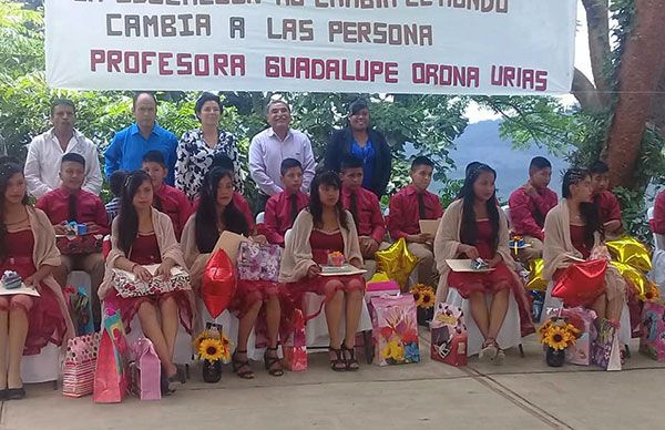 Se gradúan estudiantes de la Telesecundaria de Huehuetla