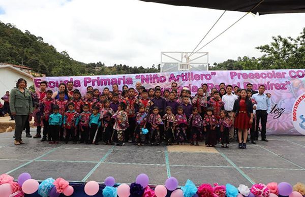 Jóvenes antorchistas egresan de centros escolares de Zinacantán