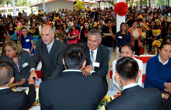 Culminan con éxito sus estudios 186 alumnos de educación media-superior en Maravatío 