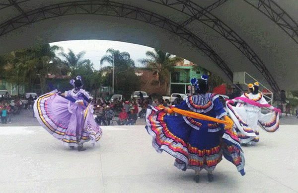 Ballet Folklórico Â¨NuxtliÂ¨ lleva cultura a colonia popular de Zapopan