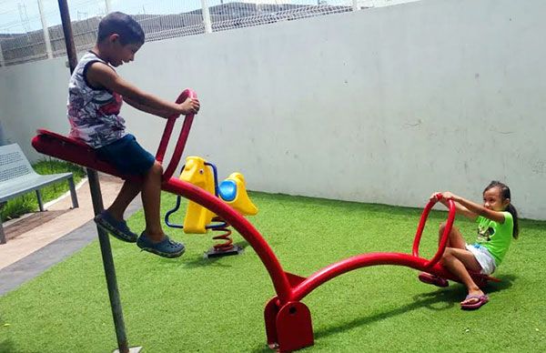 Antorcha corta listón inaugural de parque infantil en Corregidora