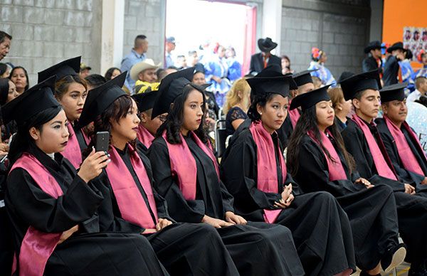 Egresan jóvenes de escuela preparatoria José María Morelos