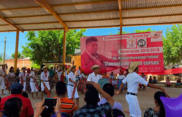 Graduación de segunda generación de preparatoria en Zacualpan