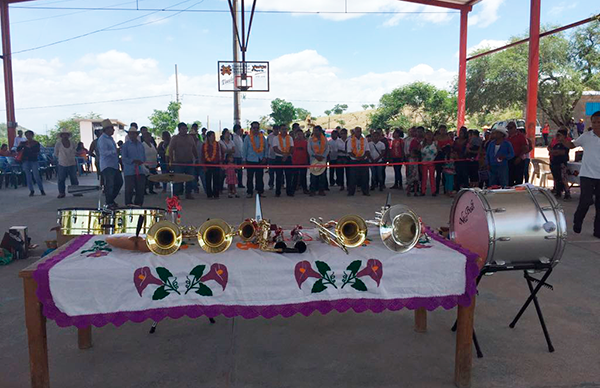 Entregan instrumentos a banda de música de viento de Tlacuiloya