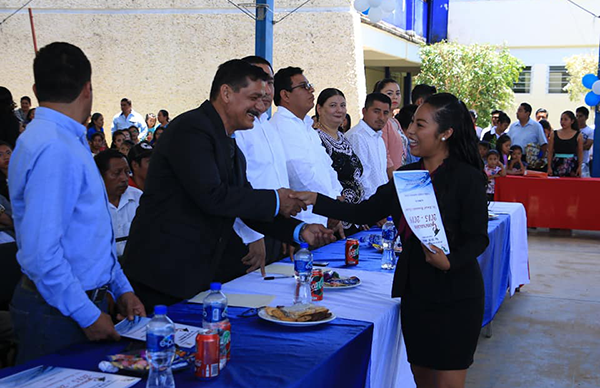 Egresan jóvenes estudiantes del CECyT 10 Simojovel