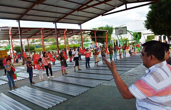 Gobierno de Tlapa entrega paquetes de lámina galvanizada a 70 familias