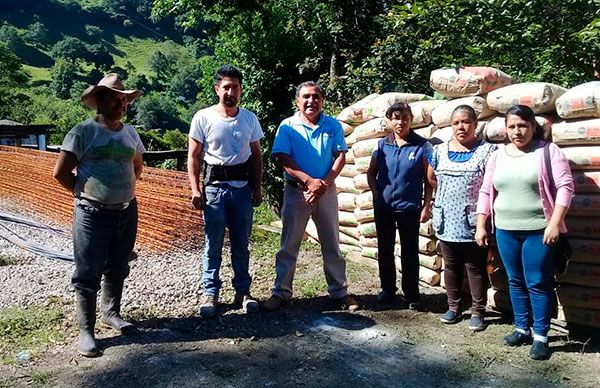 Entrega Antorcha materiales de construcción a familias otomíes