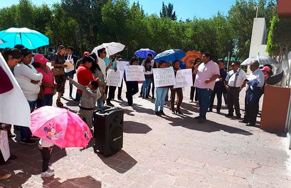 Padres, alumnos y  maestros demandan a la Subsecretaría conclusión en trámite de legalización