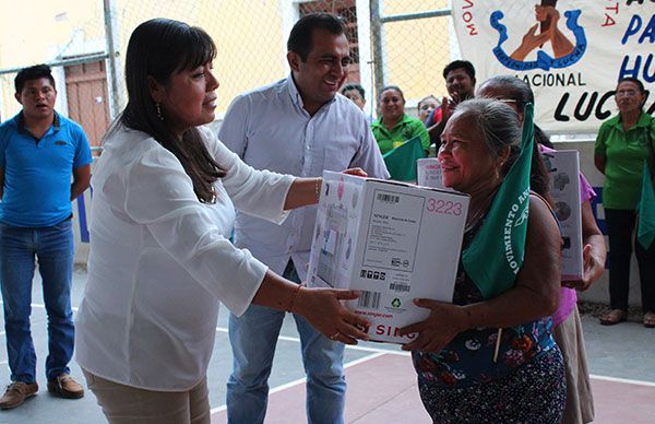 Continúa la entrega de insumos agrícolas y artesanales