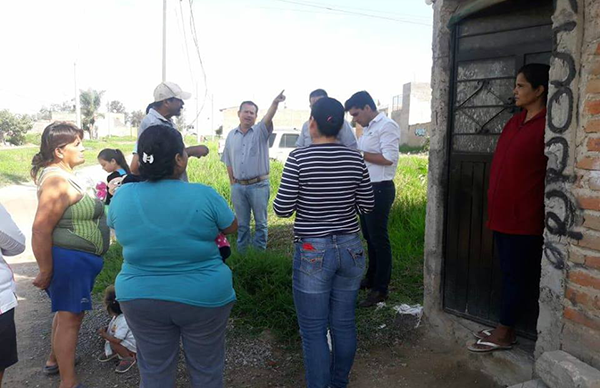 Colonos zapopanos enfatizan  necesidad de electricidad a técnicos de CFE