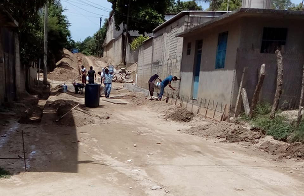 Arrancan pavimentación y drenaje en colonia Jacarandas de Acapulco   