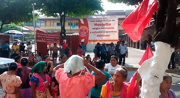 Antorcha no desiste, van dos semanas de protesta en Huejutla