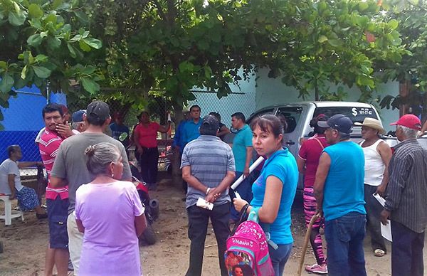 Gestionan pobladores de Lombardía tubería para agua de riego ante Junta de Caminos